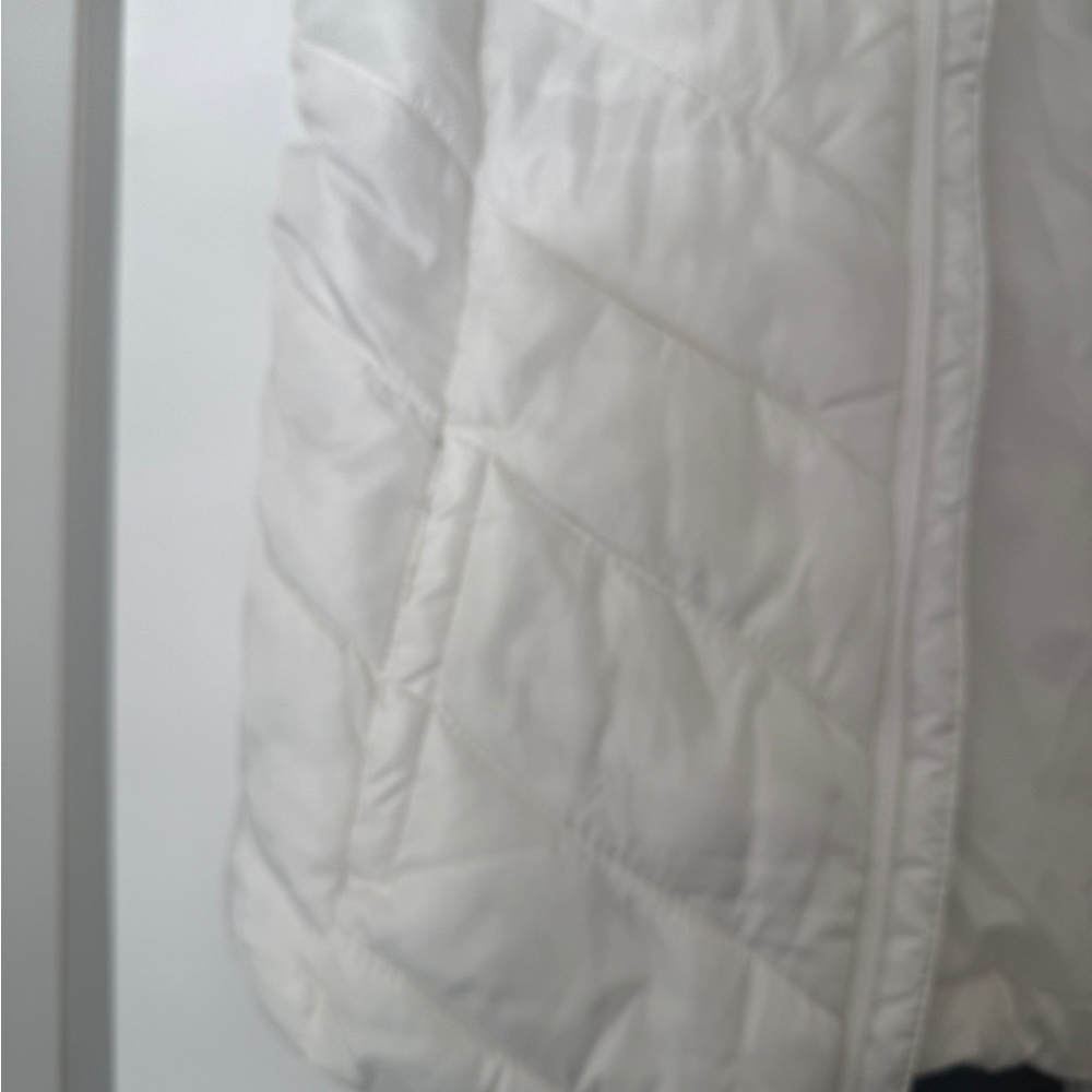 SO White Quilted Puffer Vest - Medium - Picture 9 of 13
